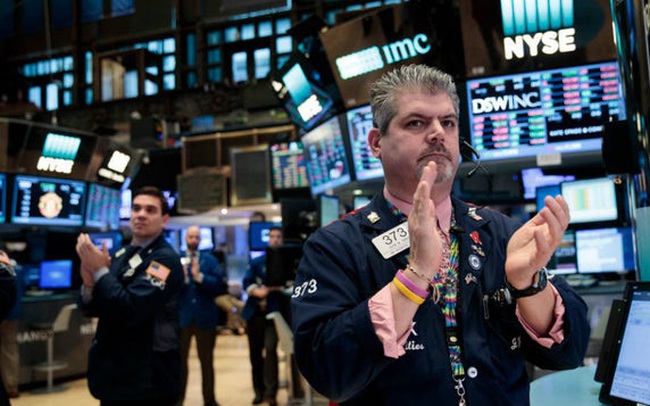 Nhà đầu tư bỏ qua mối lo ngại về biến thể mới, Dow Jones bật tăng hơn 600 điểm